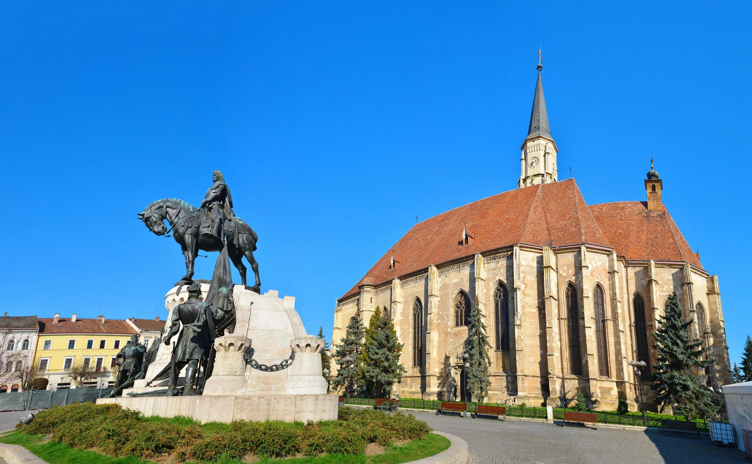 Biserica Sfântul Mihail și statuia lui Matei Corvin din Piața Unirii, Cluj-Napoca