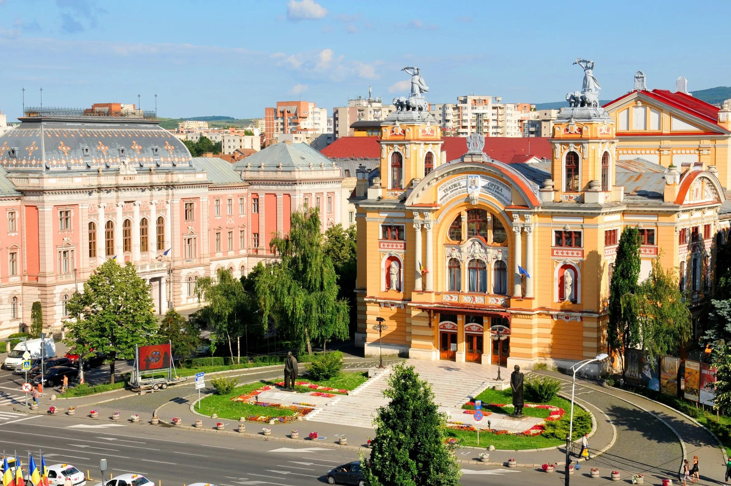 Teatrul Național și Opera din Cluj-Napoca, văzute din Piața Ștefan cel Mare