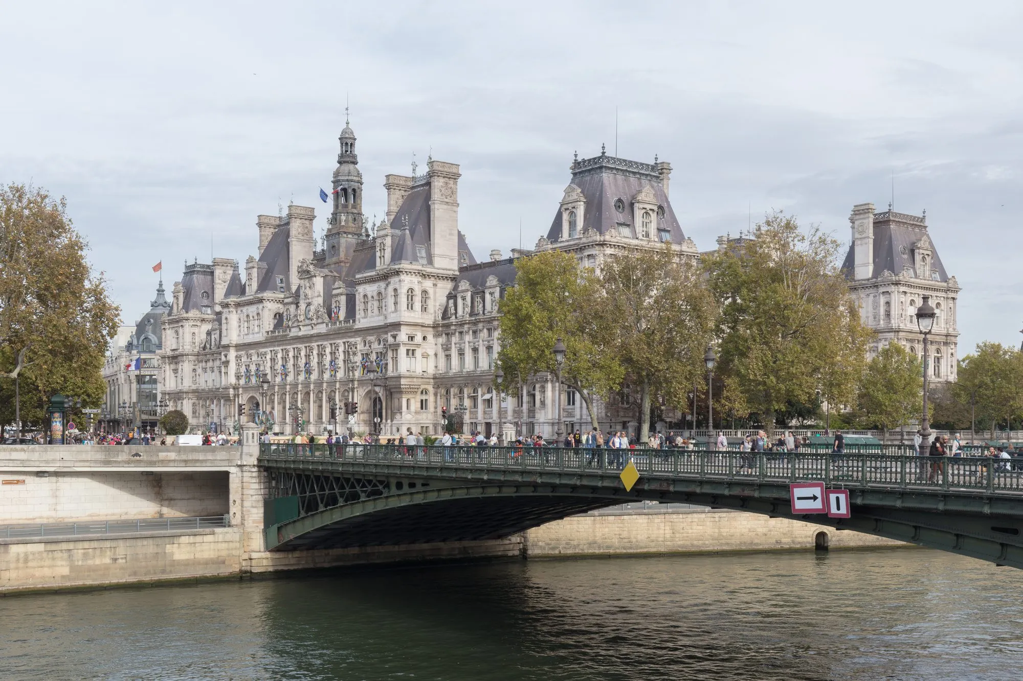 Hôtel de Ville, primăria Parisului, văzută peste Sena, cu podul Pont d'Arcole în prim-plan